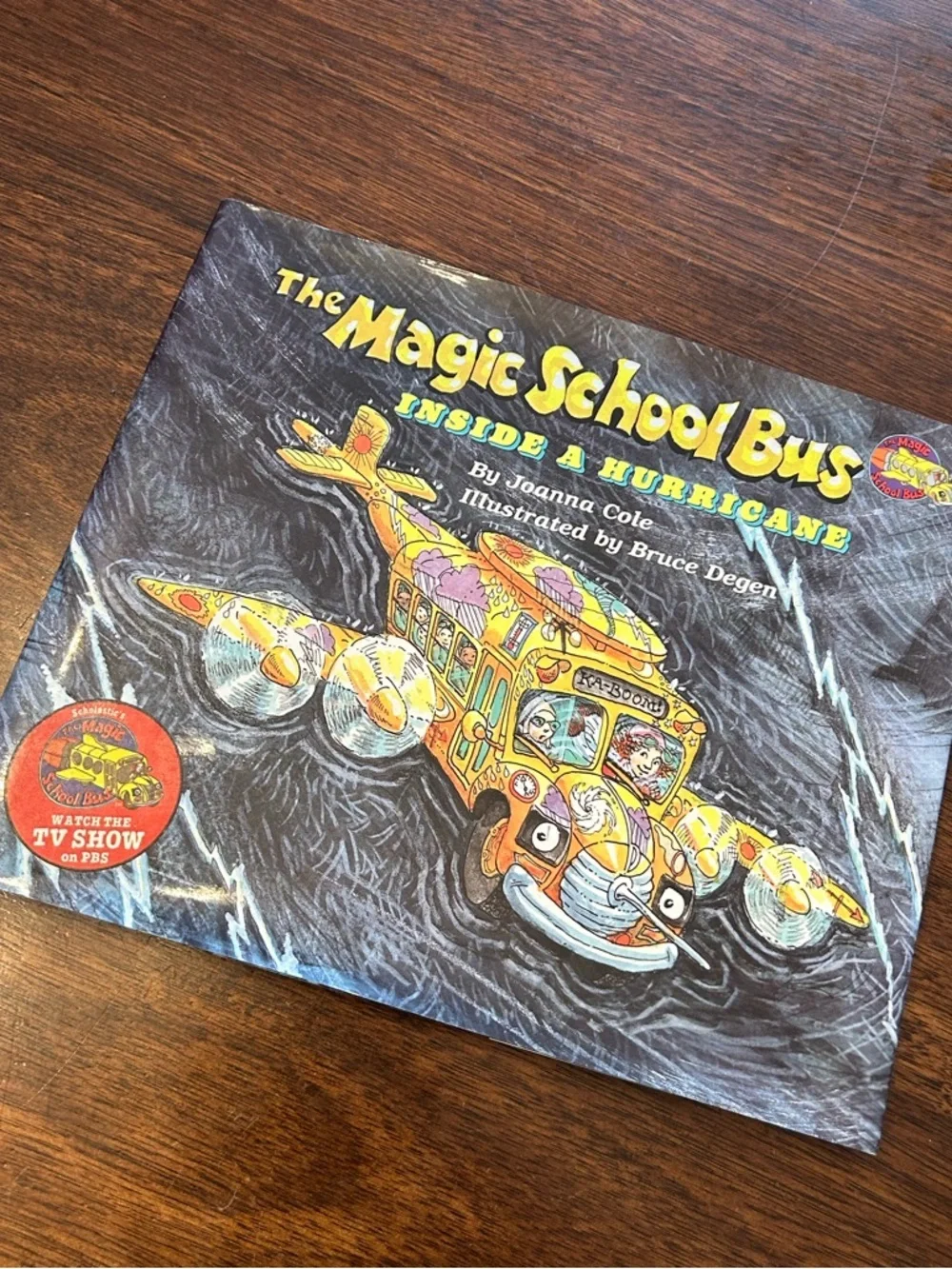 Vintage Magic school bus. Inside a Hurricane - Yellow Kids Book
